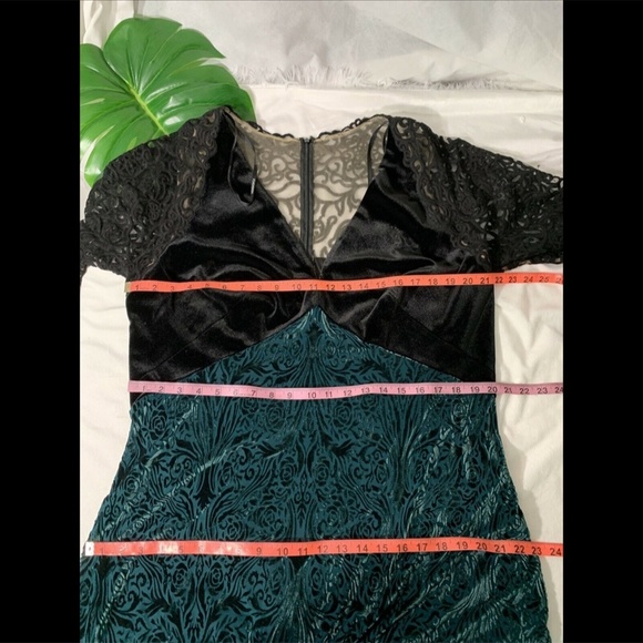 NEW Tadashi Shoji V-Neck‎ Velvet & Illusion Gown in Black/Forest [PLUS 18W ] - Picture 4 of 16